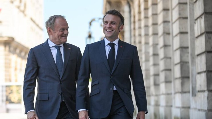 Les retrouvailles vendredi à Nancy entre le Premier ministre polonais Donald Tusk (à gauche) et Emmanuelle Macron coïncident avec la Journée de l'Europe, qui célèbre cette année les 75 ans de la construction européenne.