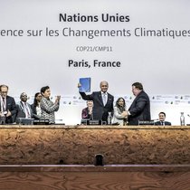 Le ministre français Laurent Fabius a particulièrement œuvré pour que soit signé l’Accord de Paris, qui prévoit que les pays développés créent un fonds vert pour le climat de 100 milliards de dollars par an dès 2020.