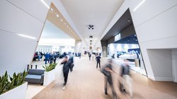 À Genève, le salon Watches and Wonders réunit les acteurs clés de l’horlogerie de luxe et dévoile les principales nouveautés horlogères de l’année.