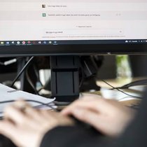 Toutes les entreprises n'autorisent pas l’utilisation de chat GPT au travail. Pourtant, un grand nombre de collaborateurs suisses recourent à ce programme.