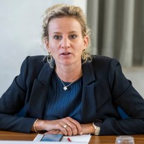 L'étude mandatée par le Département de l'économie et de l'emploi (DEE) dirigé par la conseillère d'Etat genevoise Delphine Bachmann montre que la part des rémunérations inférieure au salaire minimum s'est presque réduite de moitié deux ans après le début de celui-ci (archives).