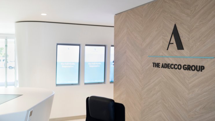 Pour le premier trimestre 2026, Adecco s'attend à une marge brute et des frais généraux et administratifs, hors éléments exceptionnels, globalement stables par rapport au trimestre précédent.