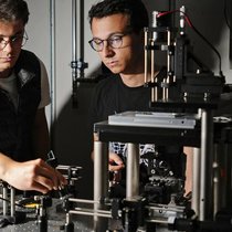 Marwan El Chazli (à droite), cofondateur de Myriad Optics. Avec son équipe, il finalise actuellement l’étude de faisabilité de sa solution.