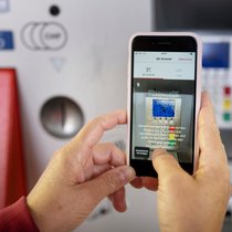 Les Suisses sont de plus en plus nombreux à payer avec leur smartphone. (archive)
