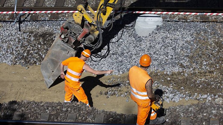 Les nombreux chantiers en cours sont la cause des retards plus fréquents en Suisse romande (archives).