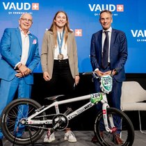 Michel Rochat (Vaud Promotion), la cycliste BMX Zoé Claessens et Christophe De Kepper (CIO).