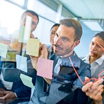 Pour les détracteurs du brain post-it, on ne fait qu'additionner les nombreuses idées, sans les associer.