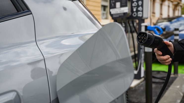 Sur un an, les ventes des voitures purement électriques ont grimpé de 24%, et de 29% pour les voitures hybrides rechargeables. (archive)