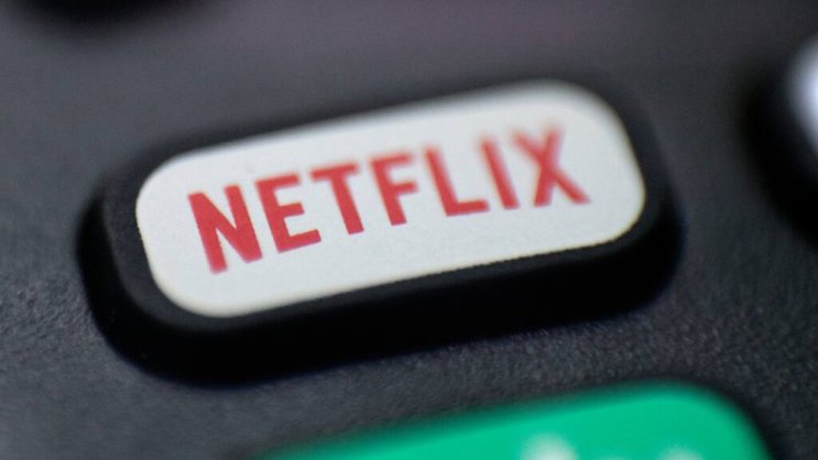 Netflix continue sa croissance mais sa rentabilité est moins insolente que les précédentes années. Image d'illustation d'une télécommande avec le logo du géant du streaming.