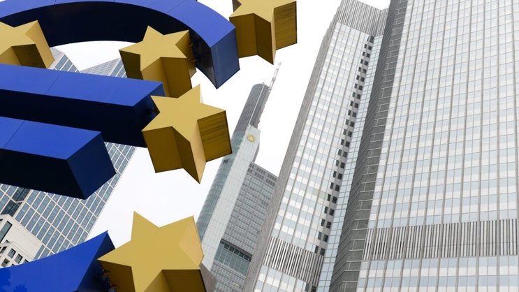 La hausse drastique des taux en 2022 et 2023 a fait augmenter immédiatement les intérêts que la BCE doit payer, surtout via le système de paiement entre banques de la zone euro et, un peu moins, sur les dépôts des banques commerciales à son guichet.