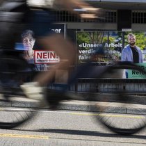 Affiches de campagne dans la rue en vue de la votation le 22 septembre sur la réforme de la LPP.