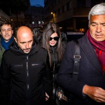 Jacques et Jessica Moretti sont arrivés au Ministère public, entourés de leurs avocats, dont Patrick Michod et Nicola Meier.