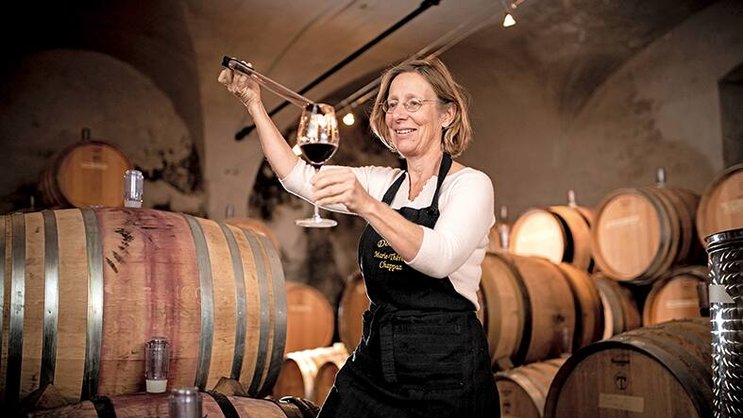 L’application Oeno 4.0 veut fournir toutes les informations pour déguster des vins chez un vigneron (ici, Marie-Thérèse Chappaz, à Fully).