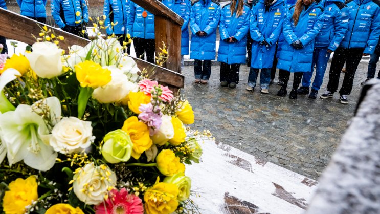 Une délégation de l'équipe italienne de ski s'est rendue à proximité du bar "Le Constellation", pour rendre hommage aux victimes du tragique incendie du Nouvel an.