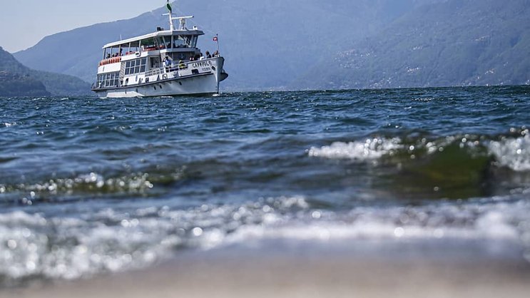 Plusieurs bateaux transportent des touristes sur le lac Majeur (Photo prétexte).