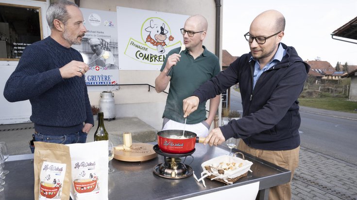 Devant la fromagerie à Combremont-le-Petit (VD), Patrick Tacchini, le fromager Michael Hanke et Jacques Martinez (de gauche à droite) dégustent une Welsch Bleue.