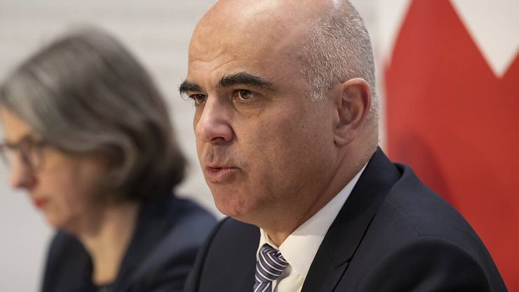 "Bien entendu, je savais qu'il y avait des contacts avec le CEO de Ringier", affirme Alain Berset dans la presse.