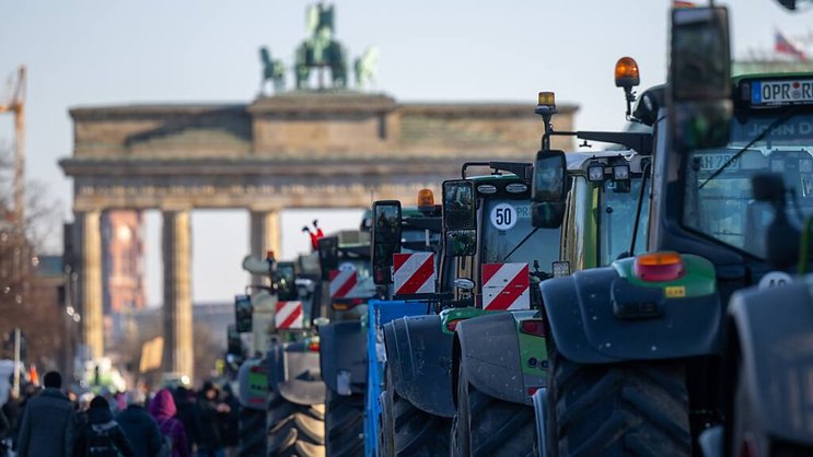 Des agriculteurs protestent près de la porte de Brandebourg à Berlin.