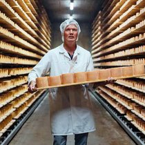 Conséquence des 39%? Florian Spielhofer, patron de Fromages Spielhofer à St-Imier (BE), se retrouve avec 17 tonnes de fromage sur les bras.