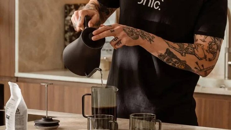 Un barista portant un t-shirt estampillé Chronic.