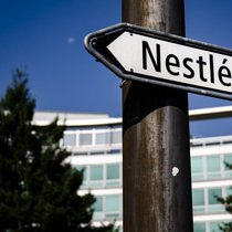La multinationale romande Nestlé procède à un rappel de certains lots des marques de lait infantile BEBA et Alfamino en Suisse. (archive)