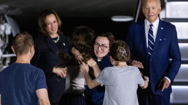 La journaliste russo-américaine Alsu Kurmasheva embrasse ses proches sous le regard de Joe Biden et de Kamala Harris.