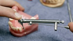 Le géant des implants dentaires prévoit de supprimer jusqu’à 250 postes sur son site de Villeret (BE).