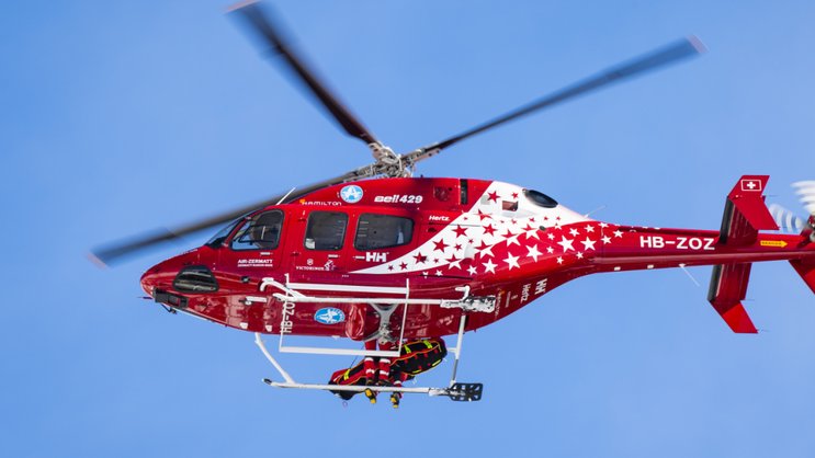 Les secouristes, dépêchés sur place à bord d'un hélicoptère d'Air Zermatt, n'ont rien pu faire pour le skieur (archives).