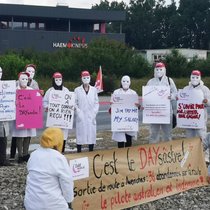 Des employés licenciés de Day Medical manifestaient le 11 juin devant le bâtiment de la société désormais appelée Haemokinesis Suisse.