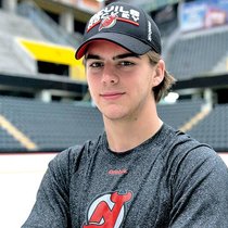Nico Hischier, star montante du hockey, est conseillé par the 6ix Sports.