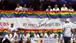 Couleurs arc-en-ciel et logo UBS: c'est ainsi que les collaborateurs de la banque ont participé au «Pride Festival» à Zurich.