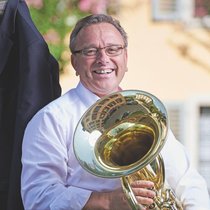 Le ministre des Finances valaisannes Roberto Schmidt musicien passionné et chef d’orchestre à ses heures, devant le palais du gouvernement, à Sion.
