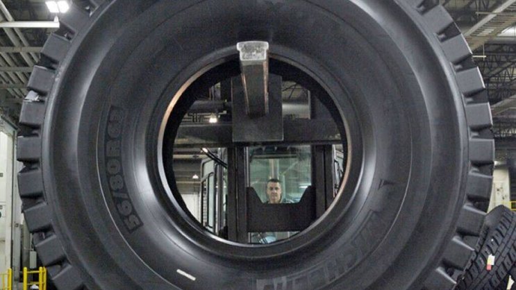 Au total, "1532 salariés" sont concernés par ces cessations d'activité, sur les 5.000 qu'embauche actuellement le groupe en Allemagne, Autriche et en Suisse, selon Michelin. (PRNewsFoto/Michelin North America)