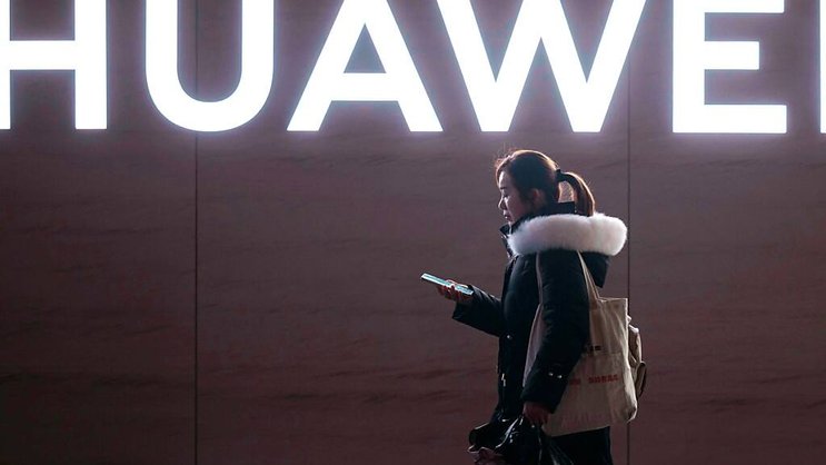Huawei est depuis plusieurs années au centre d'une intense rivalité technologique entre Pékin et Washington, les Etats-Unis accusant l'entreprise - qui conteste fermement - de pouvoir espionner au profit des autorités chinoises.