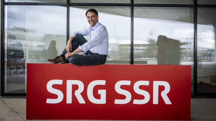 Entre menace de centralisation outre-Sarine, exonération de 60 000 entreprises et réflexion sur une taxation liée au revenu, le service public joue sa survie financière. Le directeur de la RTS décortique les conséquences économiques potentielles d'un «oui» dans les urnes.