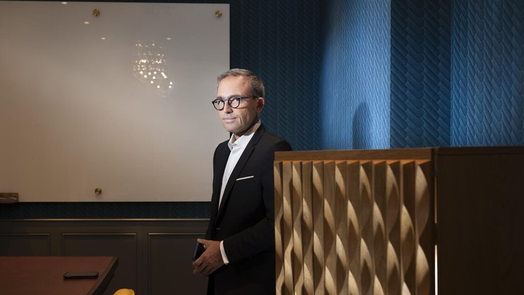 Pour Charles-Henry Monchau, directeur des investissements à la Banque Syz, une institution qui capte les gains de l'IA sans investir dans ses talents s'appauvrit humainement.