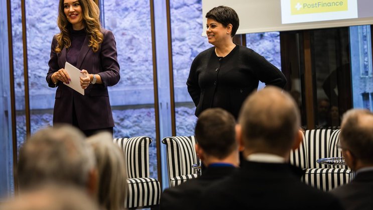 L'économiste IT Sita Mazumder conseille de prendre le modèle commercial comme point de départ du changement. L'entrepreneuse fintech et jorunaliste Patrizia Laeri (à gauche) a animé le HZ Focus Day.