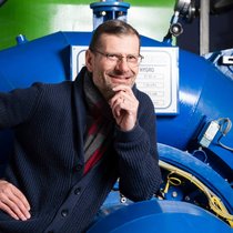 La Société électrique des forces de l’Aubonne (SEFA), dirigée par Laurent Balsiger, abandonne sa flotte de bus, une activité reprise en début d’année par CarPostal. La société se recentre sur la production d’énergie, le multimédia et le service aux communes.