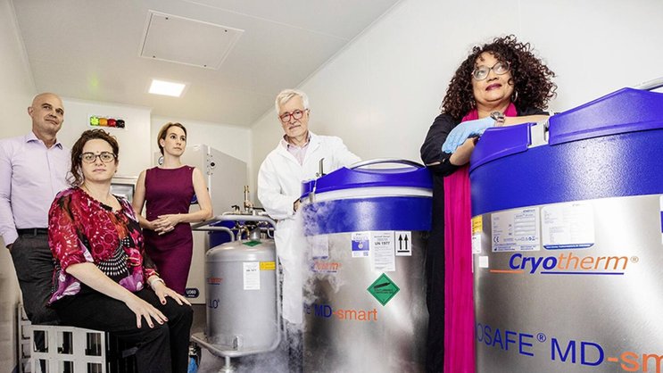 Peter Harboe-Schmidt, Daniela Marino, Fabienne Hartmann, Vincent Ronfard et Kathi Mujynya Ludunge (de g. à dr.): au printemps 2021, le premier patient a été traité par Cutiss dans le cadre d’essais cliniques en Italie.