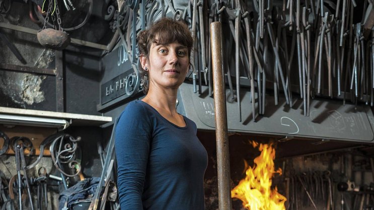 Bertille Laguet a repris la forge au début du mois d’octobre à Philippe Naegele, son mentor, qui lui a appris le métier.