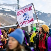Environ 600 manifestants se sont rassemblés samedi à Küblis (GR) pour une manifestation contre le WEF.