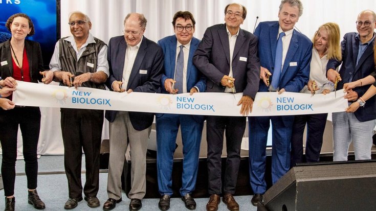 Igor Fisch et Nicolas Mermod (au centre), avec notamment Gregory Winter, Prix Nobel de chimie, et Déborah Ley, COO de NewBiologix (à g.).