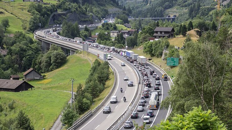 Les voyageurs rentrant de vacances devaient à nouveau s'armer de patience samedi pour franchir le tunnel du Gothard (archives).