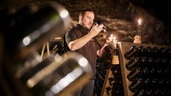 A Neuchâtel, la famille Mauler élabore des mousseux dans le prieuré Saint-Pierre de Môtiers selon la méthode traditionnelle transmise depuis des générations.