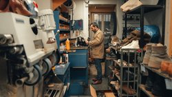 A la Cordonnerie de Neuchâtel, cinq générations d’artisans se sont succédé depuis 1890. Ici, Edgar Soares, le cordonnier actuel au travail dans son atelier.