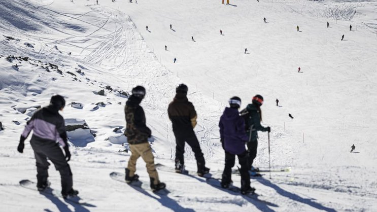Près de 62'000 Suisses se blessent chaque année en faisant du ski ou du snowboard. Dans un cas sur cinq, l'accident implique un arrêt de travail d'au moins un mois (photo d'illustration).