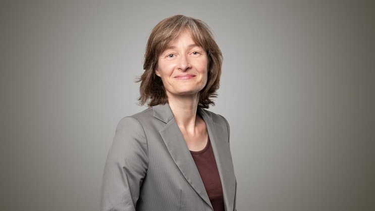 Cornelia Diethelm est experte en éthique numérique, établie à Kölliken (AG). Elle est fascinée par les progrès de l'IA, mais met aussi en garde contre les risques potentiels.