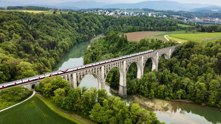 La fermeture totale de la ligne Fribourg-Berne, ici le viaduc de Grandfey, permet de concentrer les travaux sur huit semaines, sans quoi les restrictions auraient duré environ trois ans.
