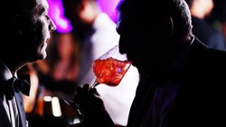 Alors qu’AB InBev affiche un chiffre d’affaires d’environ 52 milliards d’euros, Heineken et Carlsberg atteignent respectivement 29 et 12 milliards d’euros, tandis que Diageo et Pernod Ricard réalisent 17 et 11 milliards d’euros.
