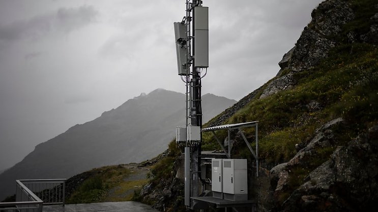 Le rayonnement non ionisant est par exemple émis par les antennes de téléphonie mobile, comme celle représentée sur cette image. Les WLAN, lignes électriques et de chemin de fer ainsi que les appareils électroménagers en émettent également. (Photo d'illustration)